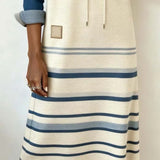 Prugasta haljina s kapuljačom u kombinaciji boja