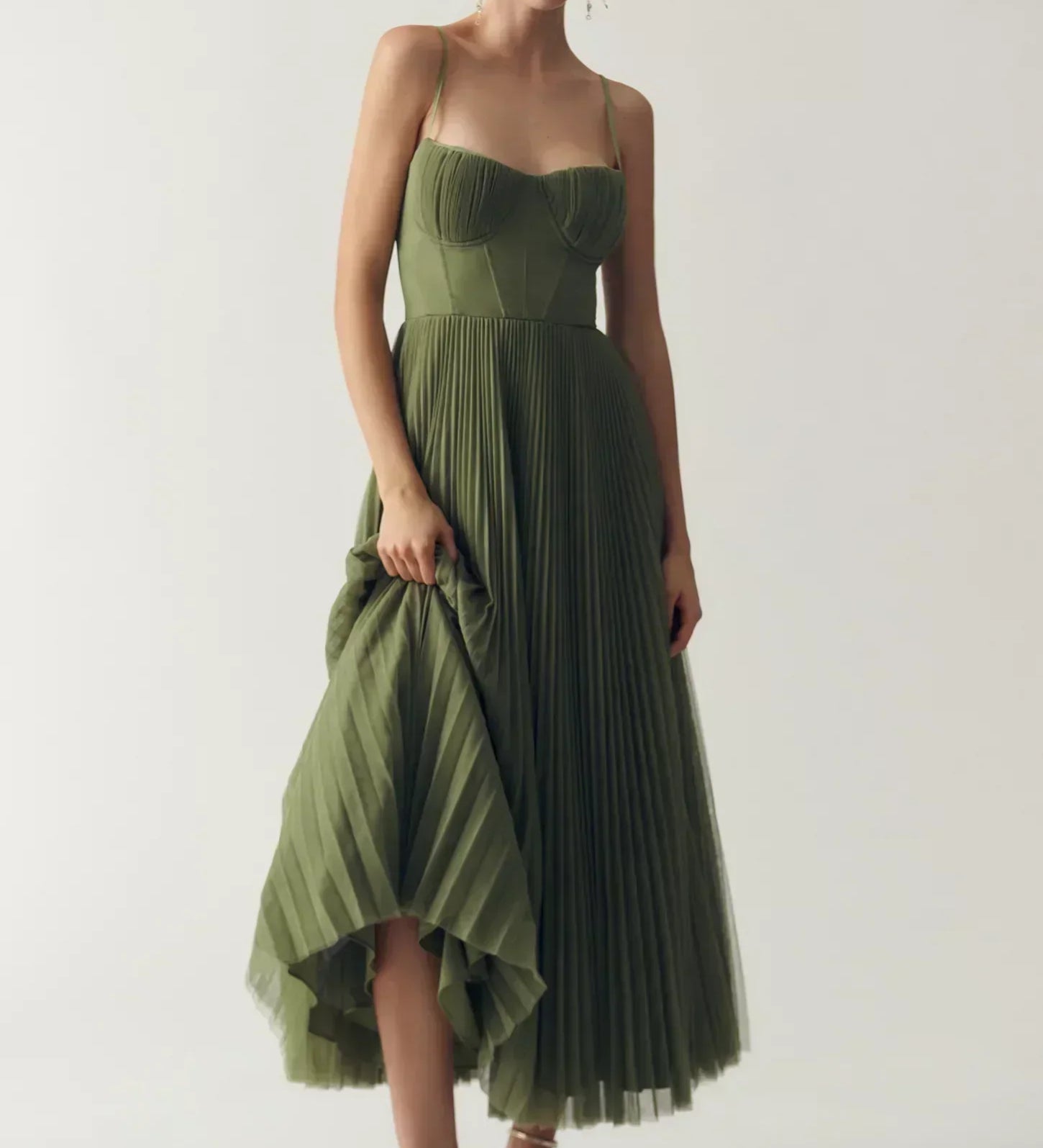 Lara - Moderna Elegancija S Otvorenim Leđima